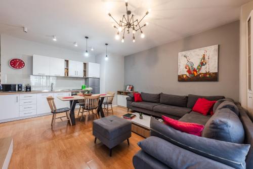 Bright Apartment l 15-Min Walk to City Center, Tirana (photo 3)