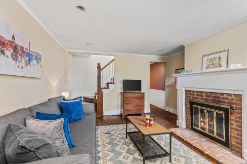 Old Town Getaway - 3-BR in Perfect Location in Alexandria, USA