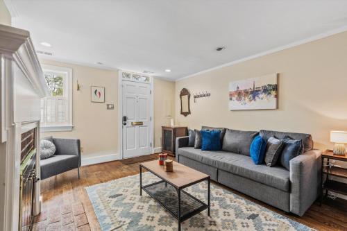 Old Town Getaway - 3-BR in Perfect Location in Alexandria, USA