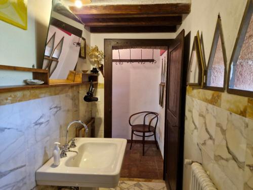 Olivo at Pietraie a cottage with many flowers in the Valley