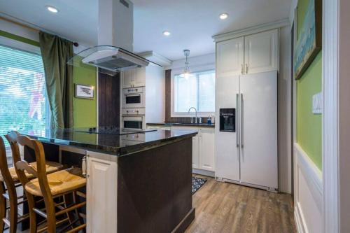 Gate House Comfort plus own lake access, dock, 4 mins to beach in West Lake (ON)