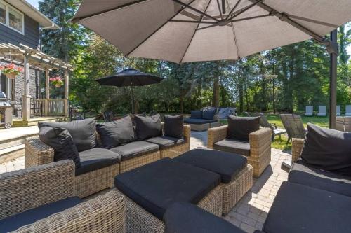 Gate House Comfort plus own lake access, dock, 4 mins to beach in West Lake (ON)