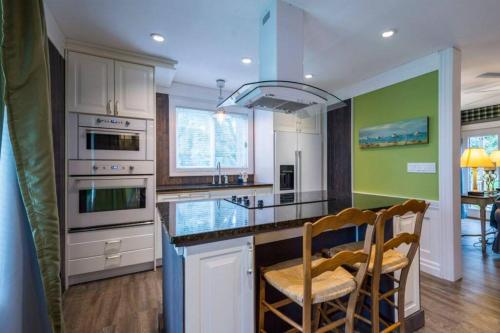 Gate House Comfort plus own lake access, dock, 4 mins to beach in West Lake (ON)