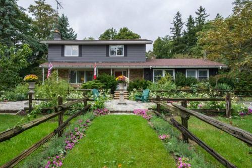 Gate House Comfort plus own lake access, dock, 4 mins to beach in West Lake (ON)