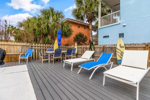 Exterior view, Here Comes Sunshine near Captain Dave's On The Gulf