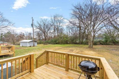 Dandy in Downtown Clarksville- - 3 miles from Downtown! in Clarksville, USA