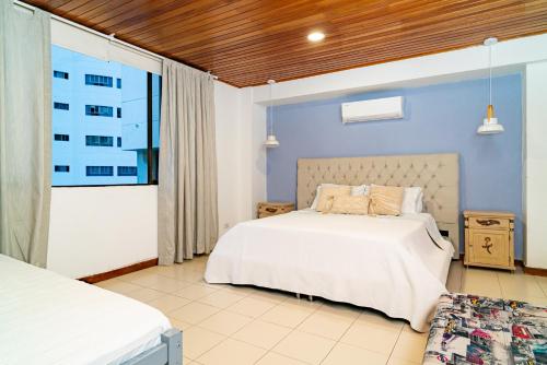 Amplia habitación con vista al mar y baño privado