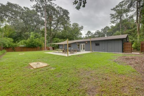 1 Mi to Ben Hill Griffin Stadium Home with Patio! in Gainesville, USA