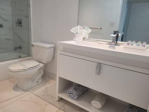 Modern 1 BR Condo, Steps from Beach, Free Parking! in Golden Beach, USA