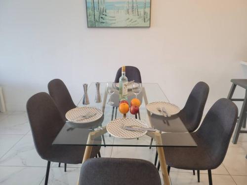 Modern 1 BR Condo, Steps from Beach, Free Parking! in Golden Beach, USA