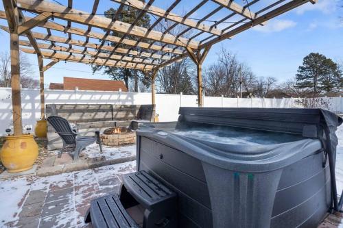 The Hideaway on Hazel- Luxury Smart Home w Hot Tub in Ames, USA