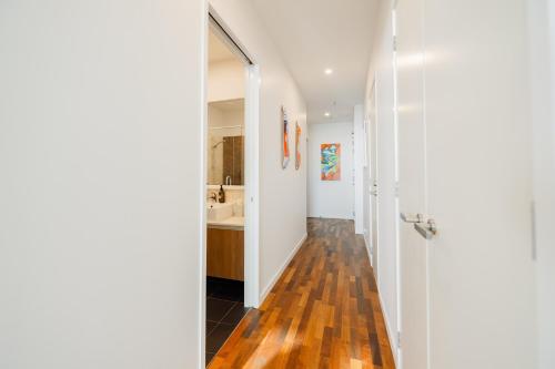 Elegant Marina Apartment - Pool & Parking - Viaduct, Auckland (photo 9)
