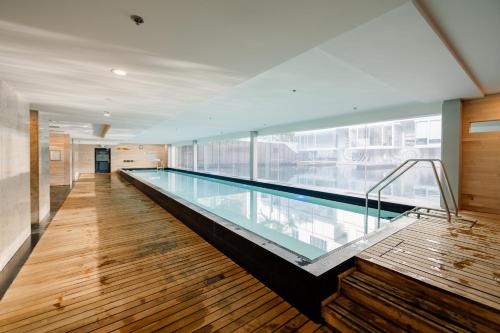 Elegant Marina Apartment - Pool & Parking - Viaduct, Auckland (photo 4)