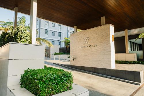 Elegant Marina Apartment - Pool & Parking - Viaduct, Auckland (photo 3)
