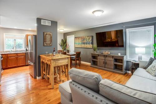 Comfy Suburb Home with King Beds by Arpt Dwnt UofR in Rochester, USA
