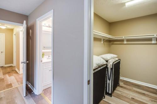 Comfy Suburb Home with King Beds by Arpt Dwnt UofR in Rochester, USA