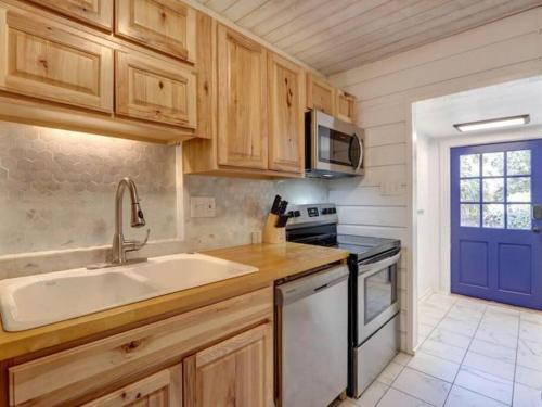 4 Minute Walk To North Beach! Classic Cottage! 4 Minute Walk To North Beach! Classic Cottage!