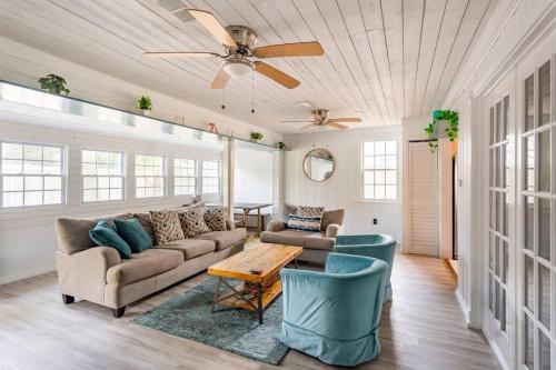 4 Minute Walk To North Beach! Classic Cottage! 4 Minute Walk To North Beach! Classic Cottage!