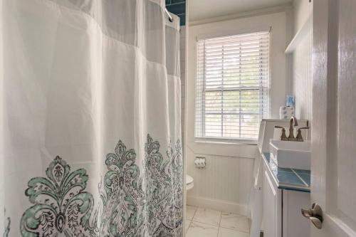 4 Minute Walk To North Beach! Classic Cottage! 4 Minute Walk To North Beach! Classic Cottage!