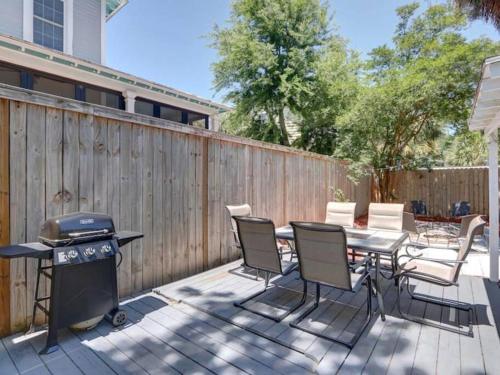 4 Minute Walk To North Beach! Classic Cottage! 4 Minute Walk To North Beach! Classic Cottage!