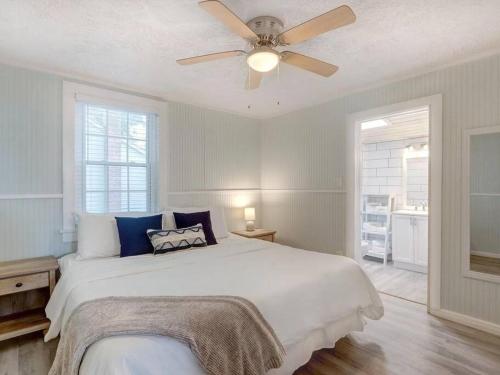 4 Minute Walk To North Beach! Classic Cottage! 4 Minute Walk To North Beach! Classic Cottage!