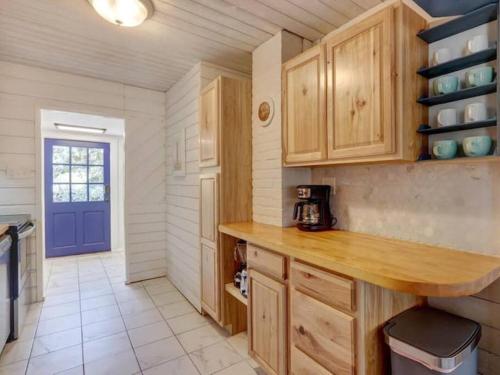 4 Minute Walk To North Beach! Classic Cottage! 4 Minute Walk To North Beach! Classic Cottage!