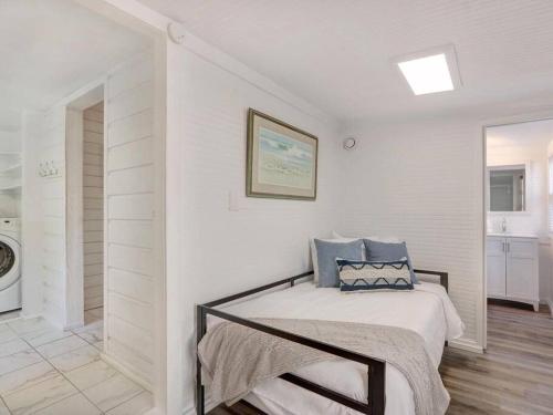 4 Minute Walk To North Beach! Classic Cottage! 4 Minute Walk To North Beach! Classic Cottage!