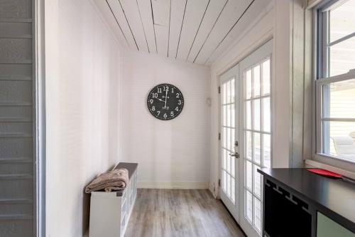 4 Minute Walk To North Beach! Classic Cottage! 4 Minute Walk To North Beach! Classic Cottage!