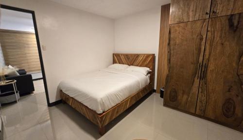 1 queen bed, 1 sofa bed