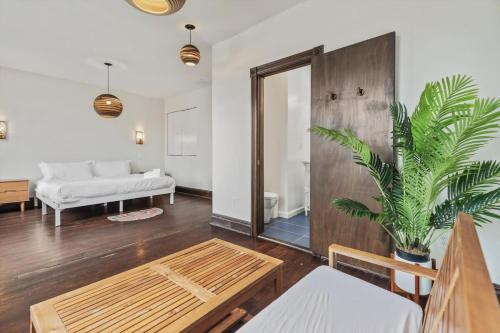 3-BR Historic Home Nestled Btw Petworth & CoHi in Washington, USA