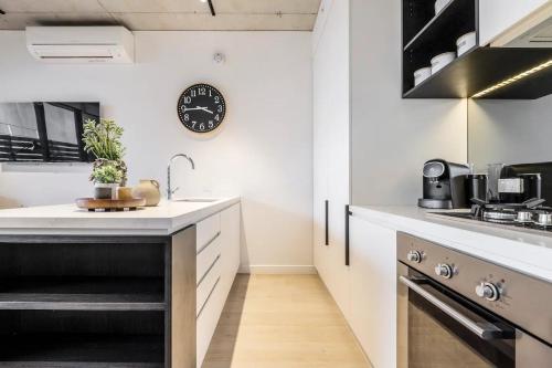 IndustrialStyle Pad in Cool Grungy Neighborhood in Abbotsford
