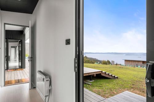 The Outlook on Mount Louis - Stunning Views in แบล๊คแมน เบย์