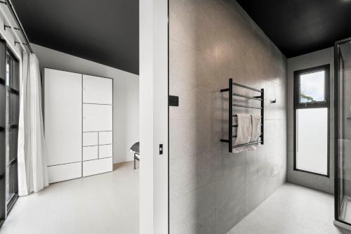 The Outlook on Mount Louis - Stunning Views in แบล๊คแมน เบย์