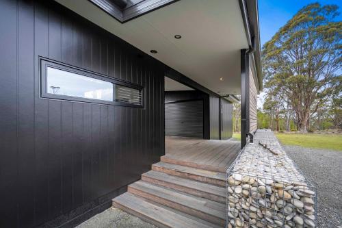 The Outlook on Mount Louis - Stunning Views in แบล๊คแมน เบย์