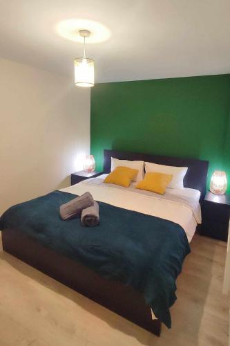 Duplex Apartment in Leeds with King Size Bed - Long Stay Rates Available Duplex Apartment in Leeds with King Size Bed - Long Stay Rates Available