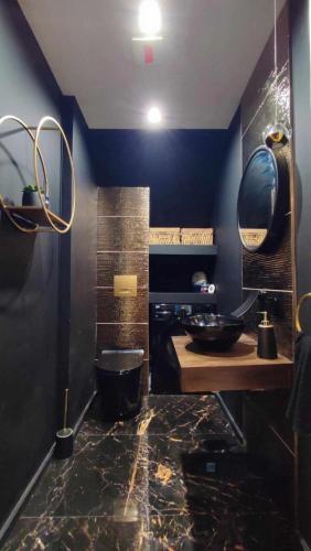 Duplex Apartment in Leeds with King Size Bed - Long Stay Rates Available Duplex Apartment in Leeds with King Size Bed - Long Stay Rates Available