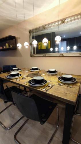 Duplex Apartment in Leeds with King Size Bed - Long Stay Rates Available Duplex Apartment in Leeds with King Size Bed - Long Stay Rates Available