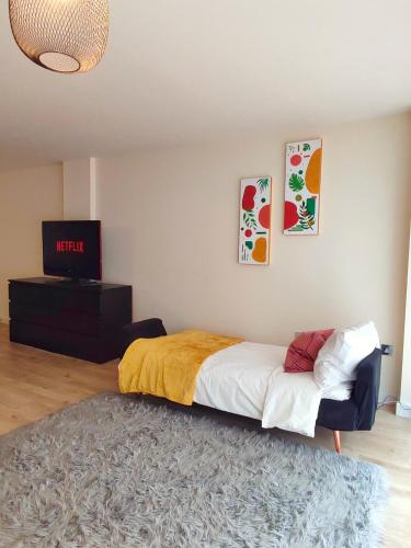Duplex Apartment in Leeds with King Size Bed - Long Stay Rates Available Duplex Apartment in Leeds with King Size Bed - Long Stay Rates Available