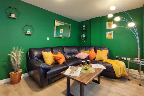 Duplex Apartment in Leeds with King Size Bed - Long Stay Rates Available Duplex Apartment in Leeds with King Size Bed - Long Stay Rates Available