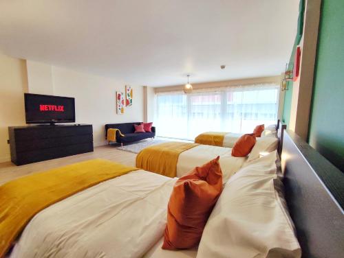 Duplex Apartment in Leeds with King Size Bed - Long Stay Rates Available Duplex Apartment in Leeds with King Size Bed - Long Stay Rates Available