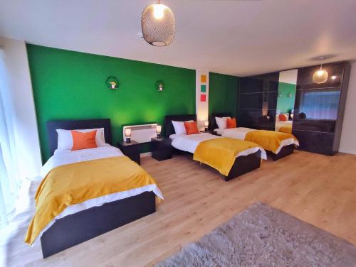 Duplex Apartment in Leeds with King Size Bed - Long Stay Rates Available Duplex Apartment in Leeds with King Size Bed - Long Stay Rates Available