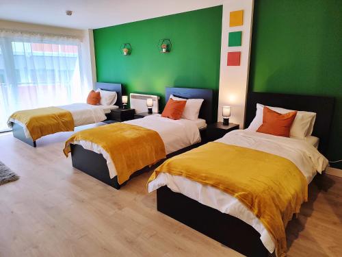 Duplex Apartment in Leeds with King Size Bed - Long Stay Rates Available Duplex Apartment in Leeds with King Size Bed - Long Stay Rates Available