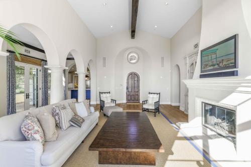 # Marbella Lane - Lavish 4BR Coastal Paradise in Newport Beach, USA