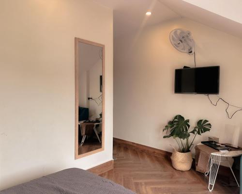 Queen Room with Balcony image 10