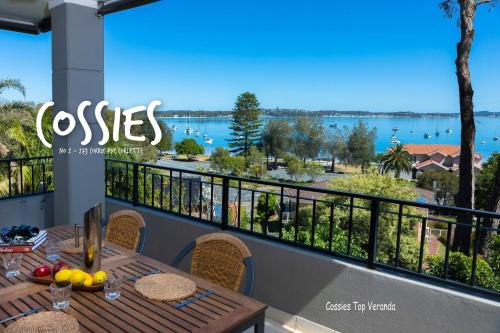 Cossies at Corlette Stunning views & Beach access, Corlette