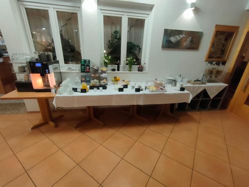 餐飲選擇, 奧貝馬徹塔爾貝格霍夫斯圖貝爾酒店 (Berghofstuble Obermarchtal) in 上馬希塔爾