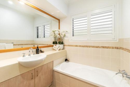Ocean Links - Modern Beachside Escape Near Pippi Beach - Holiday Yamba, Yamba (foto 7)