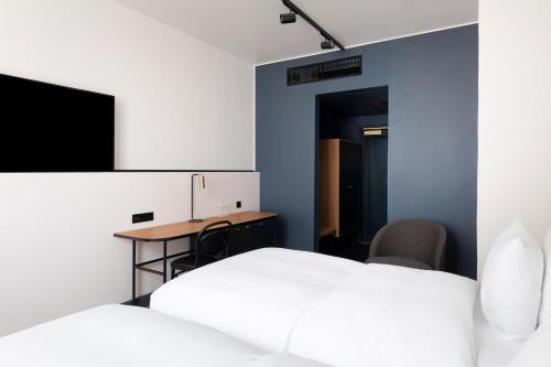 Standard Twin Room image 2
