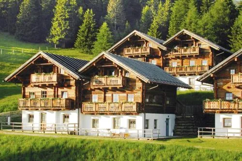 Chalet on Zettersfeld with Dolomite Views in Obernussdorf, Österreich