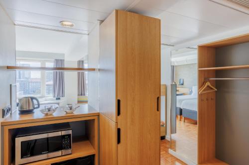 Standard Twin Room image 6